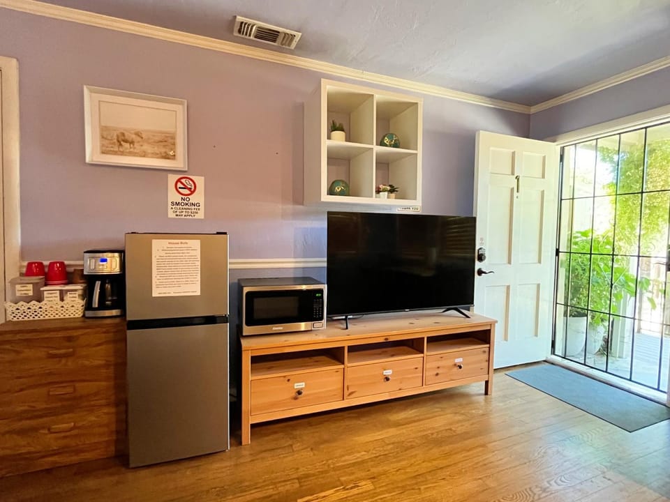 Sweet Home 1 King bed 1 Queen Bed with Ample Parking Only 2mins to Freeway House in North Highlands