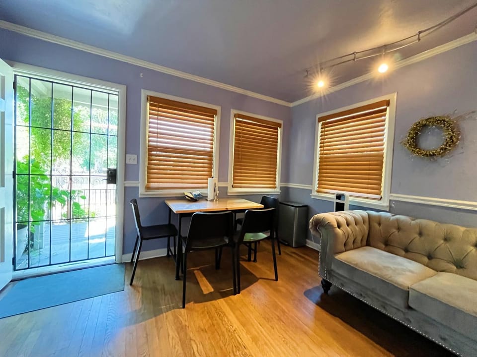 Sweet Home 1 King bed 1 Queen Bed with Ample Parking Only 2mins to Freeway House in North Highlands