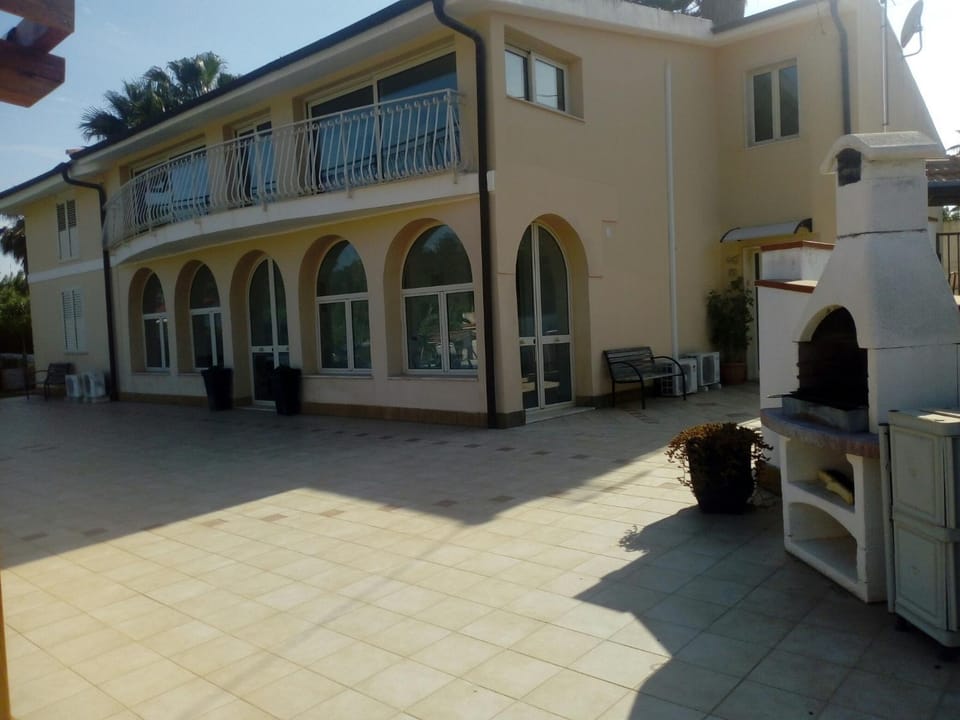 Property building, Restaurant/places to eat, Day