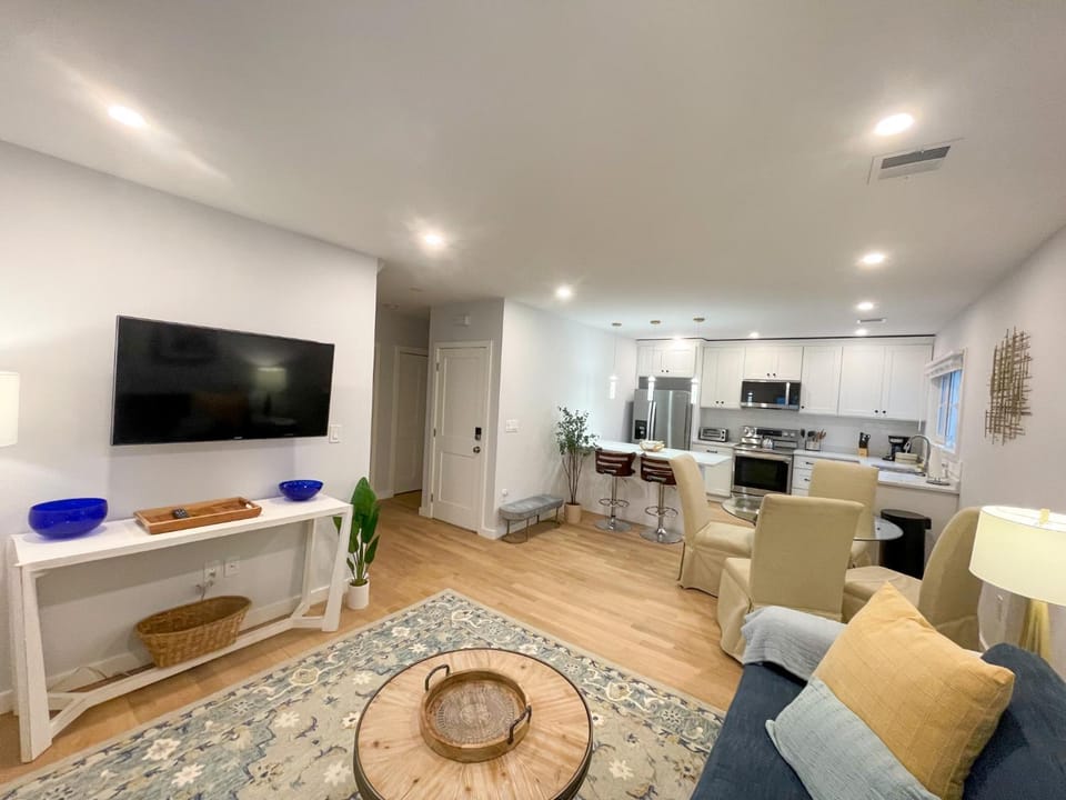 Modern 2 bed,2 bath Gem MIT Central Cambridge Apartment in Cambridge