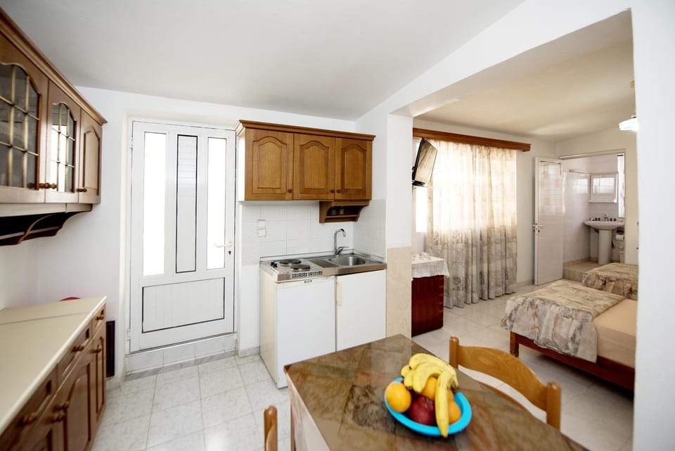 Bed, Kitchen or kitchenette, Photo of the whole room, stove