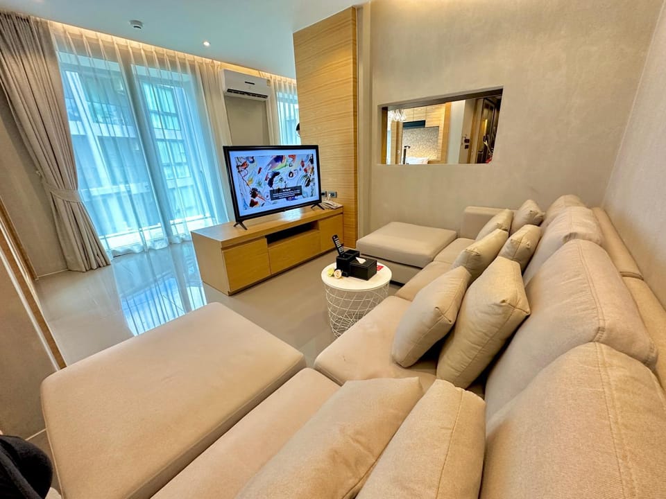 TV and multimedia, Living room, Seating area, Evening entertainment