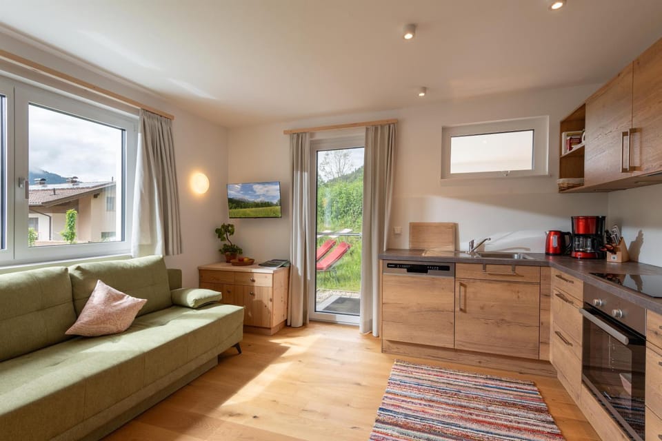 Coffee/tea facilities, Kitchen or kitchenette, Seating area, Dining area, dishwasher, stove