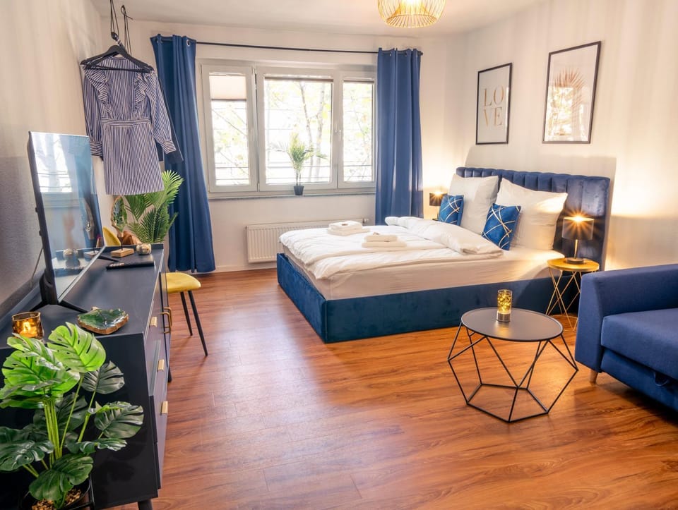 Bed, TV and multimedia, Living room, Photo of the whole room, Seating area, Bedroom, towels