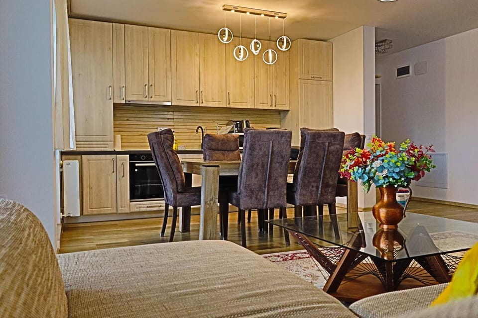 Dining area, kitchen