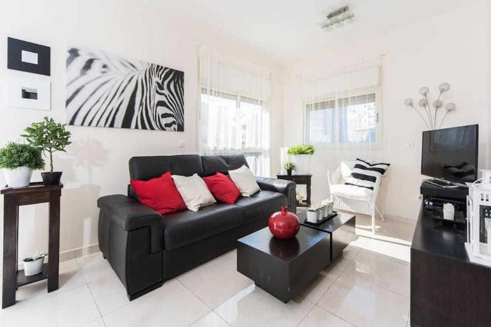 Mamad Duplex Terrace 3m to Beach by SeaNRent Apartment in Tel Aviv-Yafo