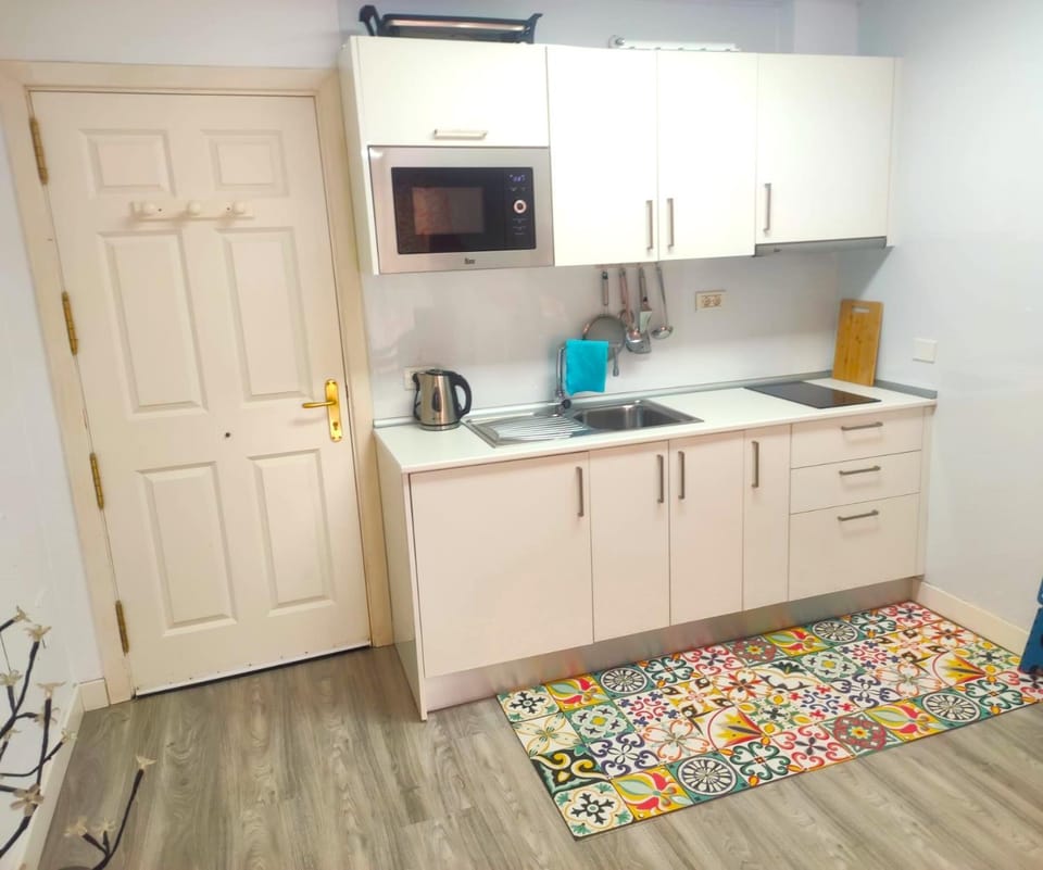 Kitchen or kitchenette, minibar