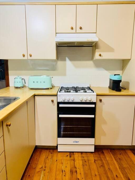 Kitchen or kitchenette, minibar, pet friendly, stove