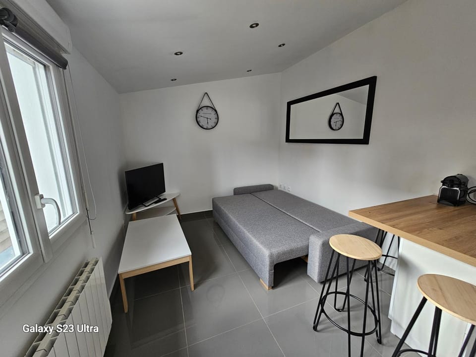 Bed, Living room