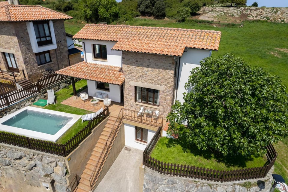 Property building, Day, Garden, Garden view, Pool view, Swimming pool, sunbed