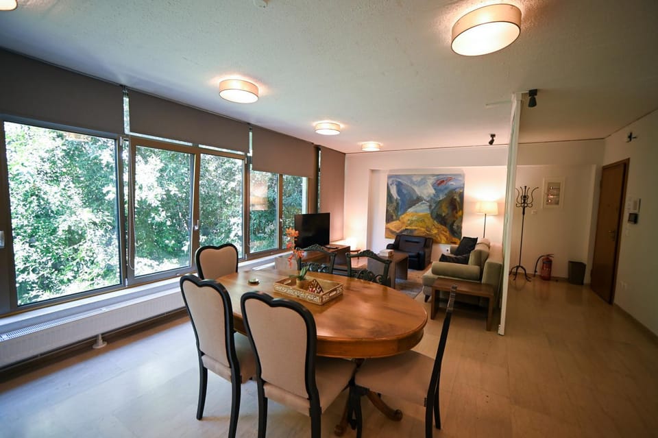 TV and multimedia, Living room, Seating area, Dining area
