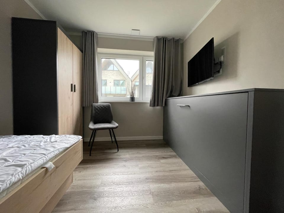 Bed, TV and multimedia, Bedroom, wardrobe