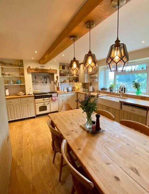 Kitchen or kitchenette, Dining area