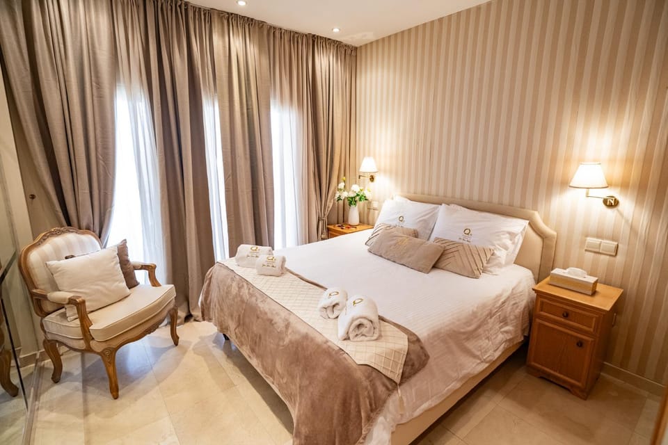 Bedroom, towels
