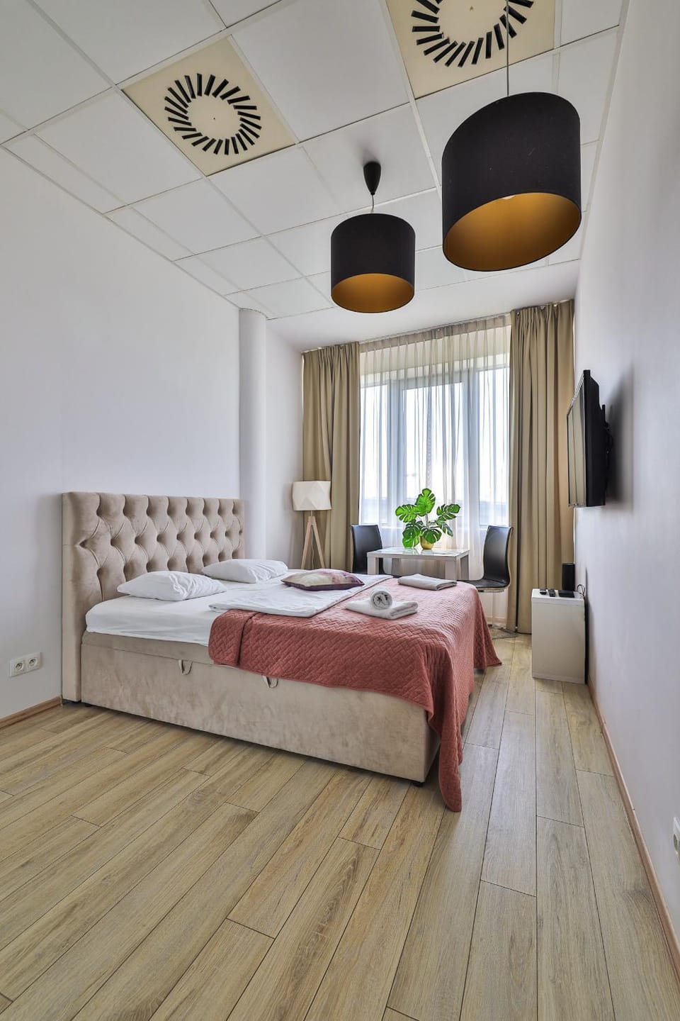 Bed, Photo of the whole room, towels