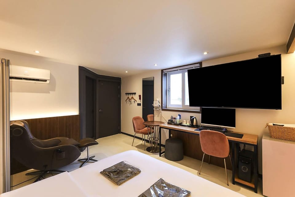 Bed, TV and multimedia, Coffee/tea facilities, Seating area, hair dresser