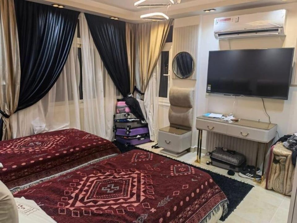 Bed, TV and multimedia, Photo of the whole room, Bedroom, hair dresser