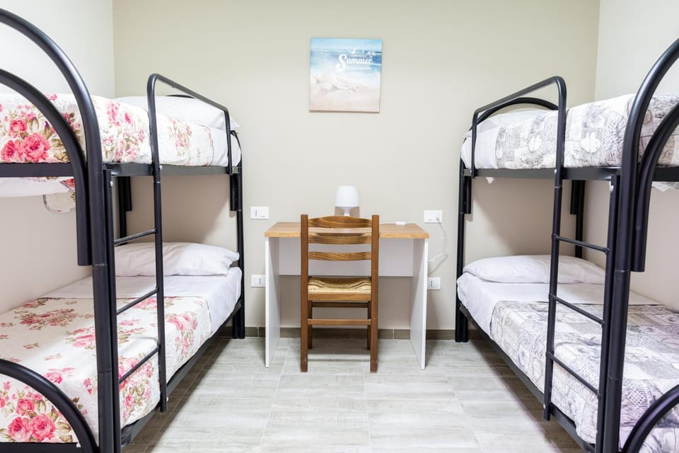 Bedroom, bunk bed