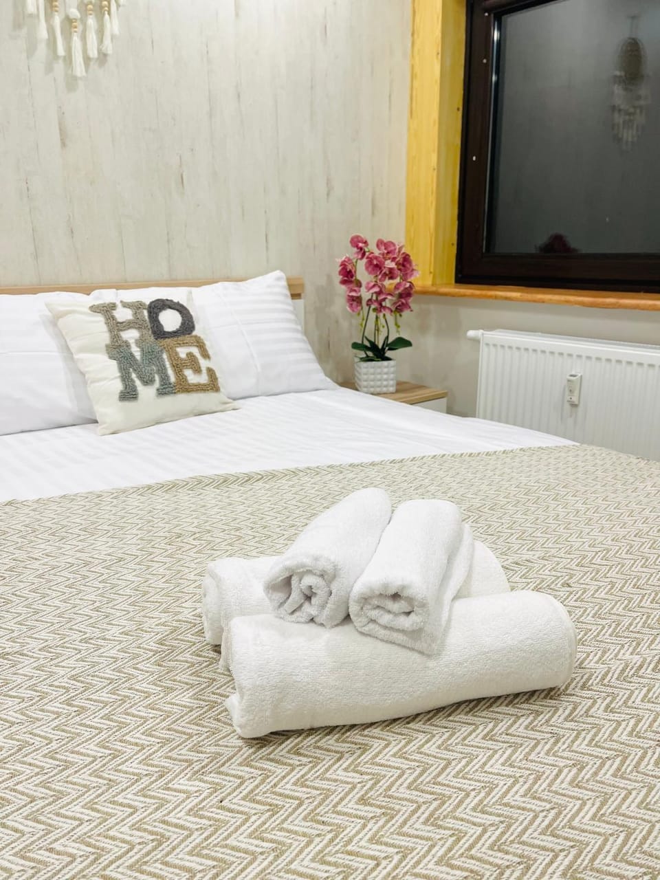 Bed, Bedroom, towels