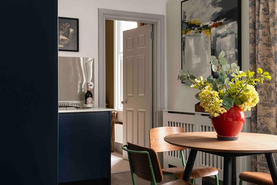 Elegant and Relaxing City Escape Apartment in Bath