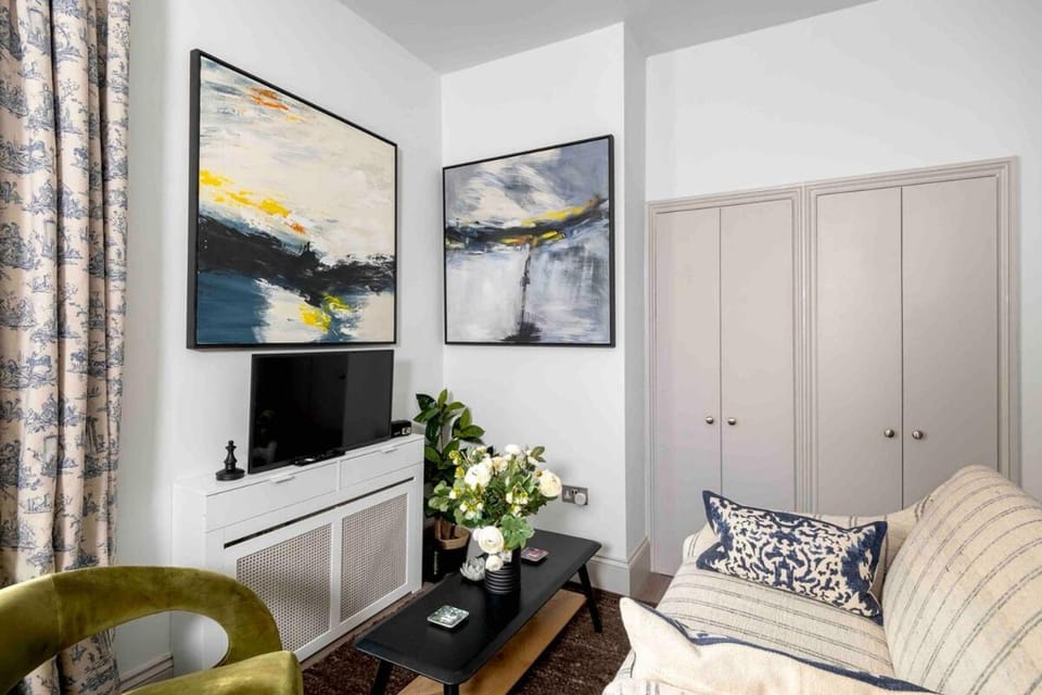Elegant and Relaxing City Escape Apartment in Bath