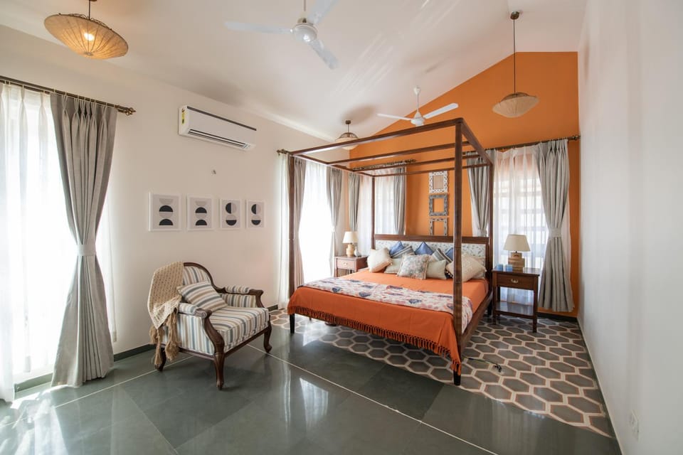 Bed, Photo of the whole room, Seating area, Bedroom, fireplace, air conditioner