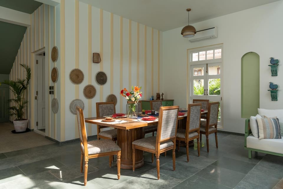 Living room, Seating area, Dining area, Breakfast
