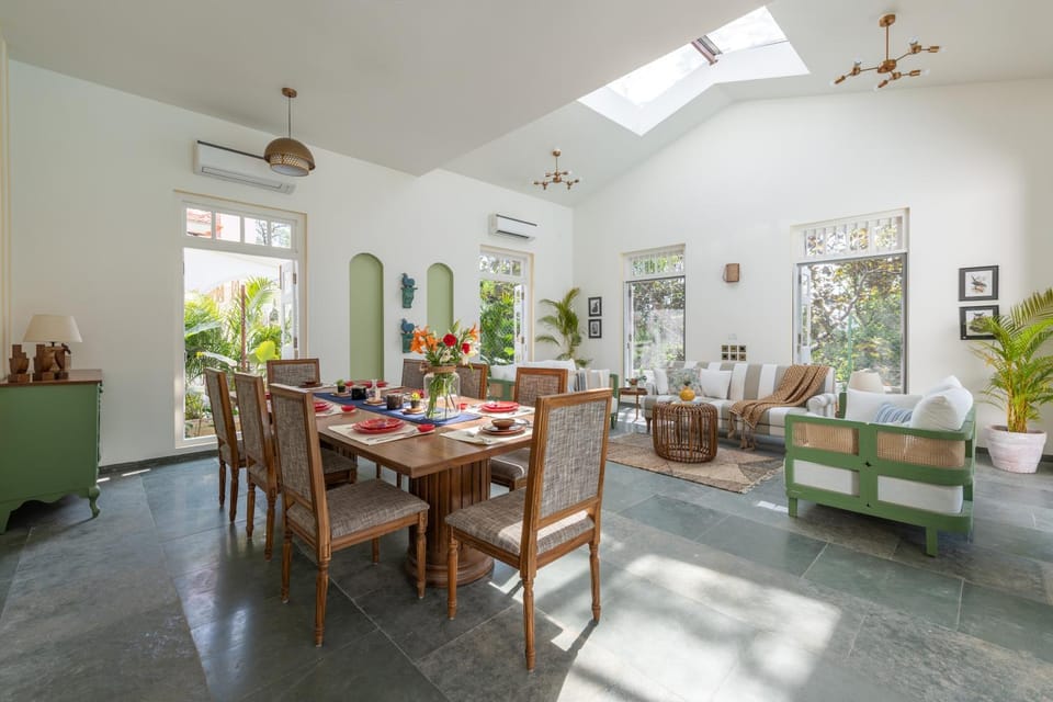 Living room, Food and drinks, Seating area, air conditioner