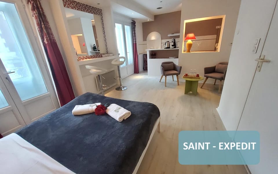 Toilet, Bed, Photo of the whole room, Bedroom