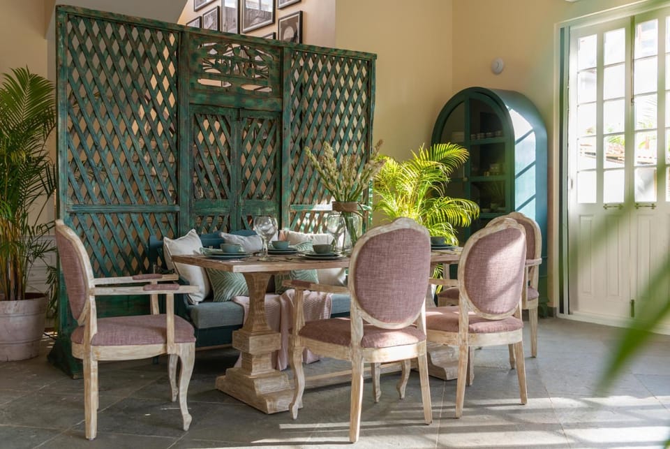 Living room, Seating area, Dining area, Breakfast