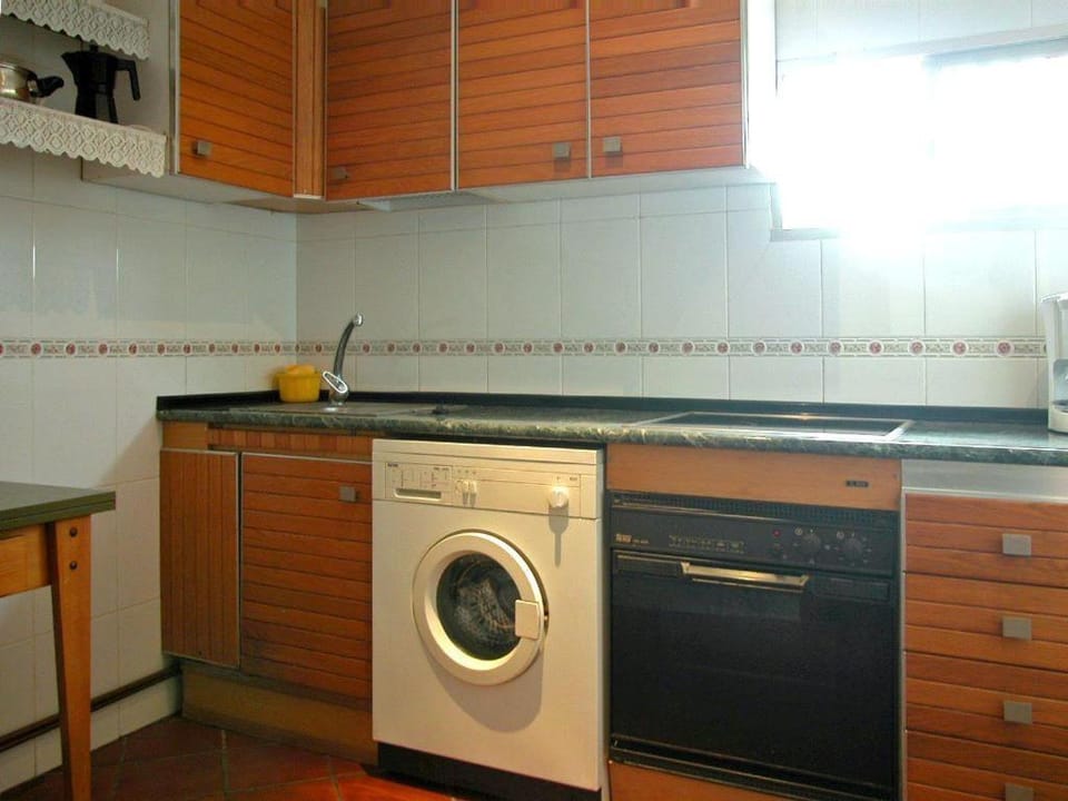 Kitchen or kitchenette, pet friendly, stove, washing machine