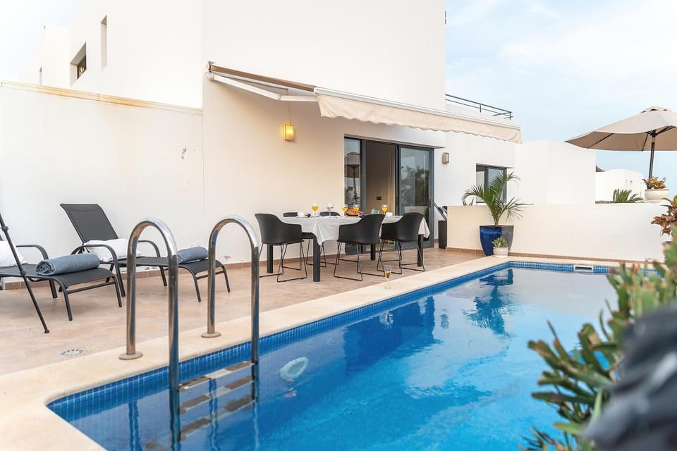Balcony/Terrace, Pool view, Swimming pool, sunbed