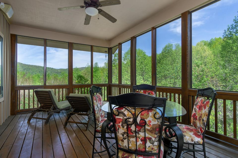 Fireside Retreat Hot Tub, Game Area, Fire Pit & Mountaintop Views! House in Buncombe County