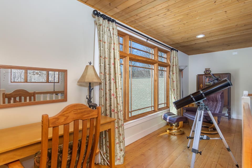 Fireside Retreat Hot Tub, Game Area, Fire Pit & Mountaintop Views! House in Buncombe County