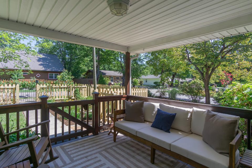 Charming Pet-Friendly Cottage Walkable to Town! House in Black Mountain