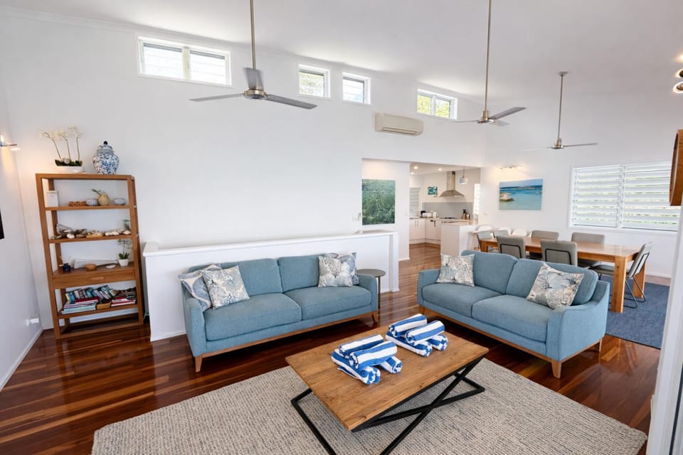 Living room, Seating area, air conditioner