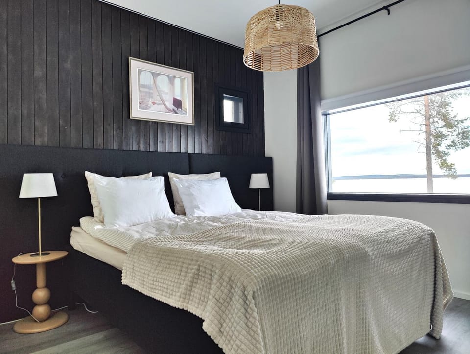 Bed, Lake view