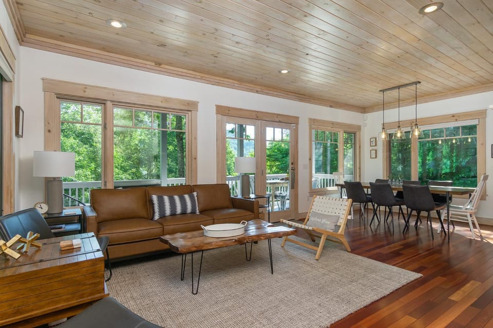 Carolina Blue Pet Friendly, Deck, Treetop Views House in Buncombe County