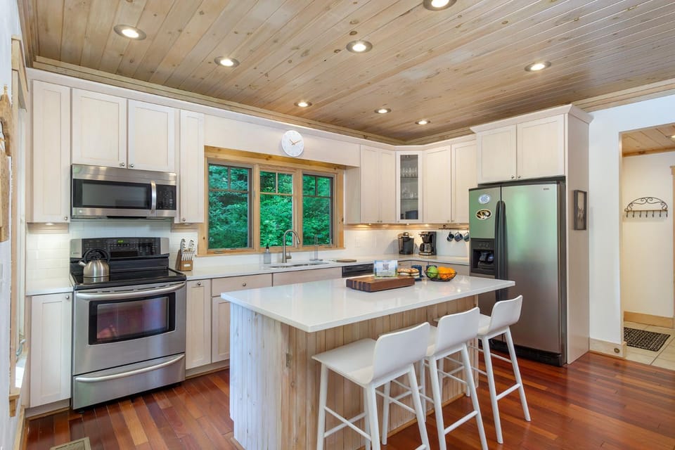 Carolina Blue Pet Friendly, Deck, Treetop Views House in Buncombe County