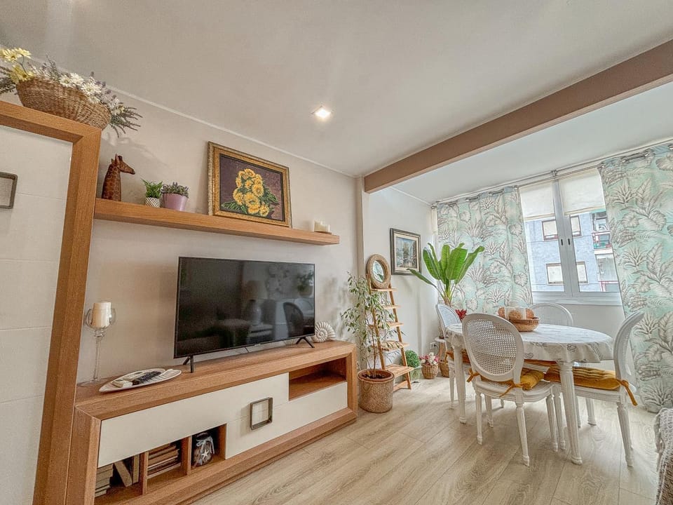 Communal lounge/ TV room, TV and multimedia, Living room, Seating area, Dining area