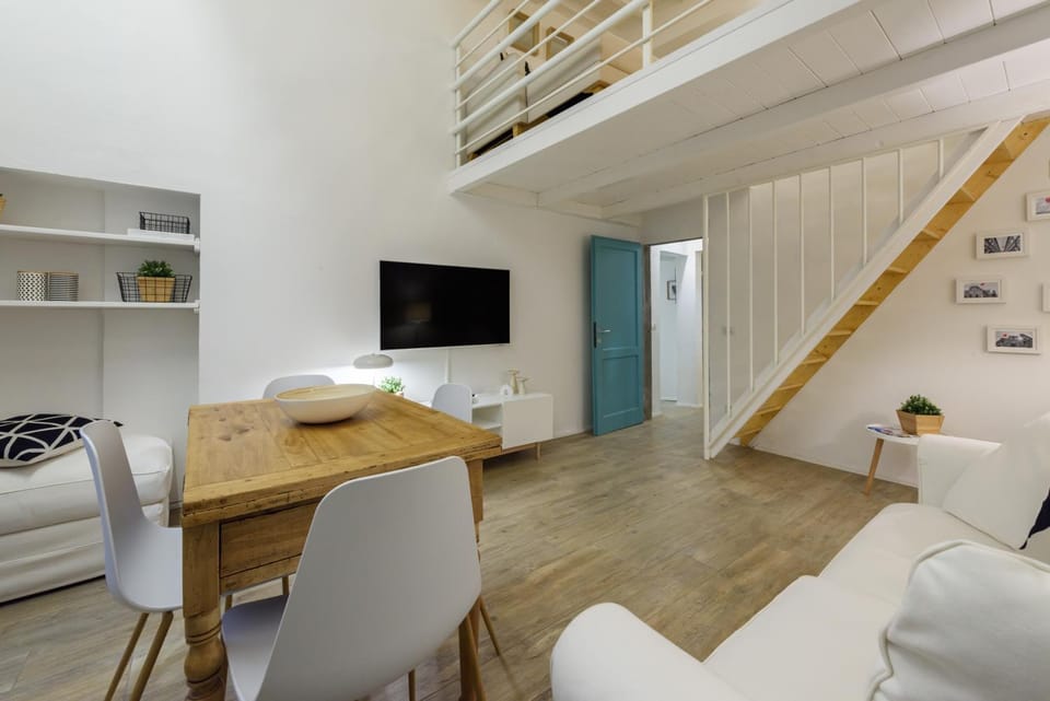 TV and multimedia, Living room, Seating area, Dining area