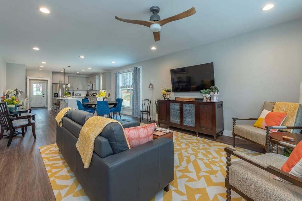 Owl's Roost Pet-Friendly, WIFI & Mountain Views! House in Black Mountain