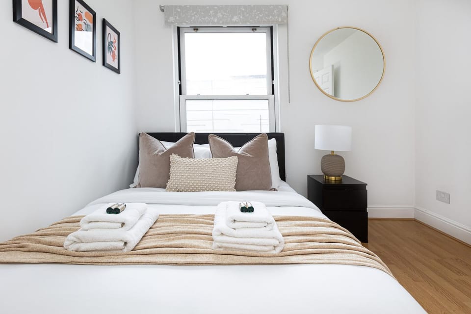 Bedroom, towels