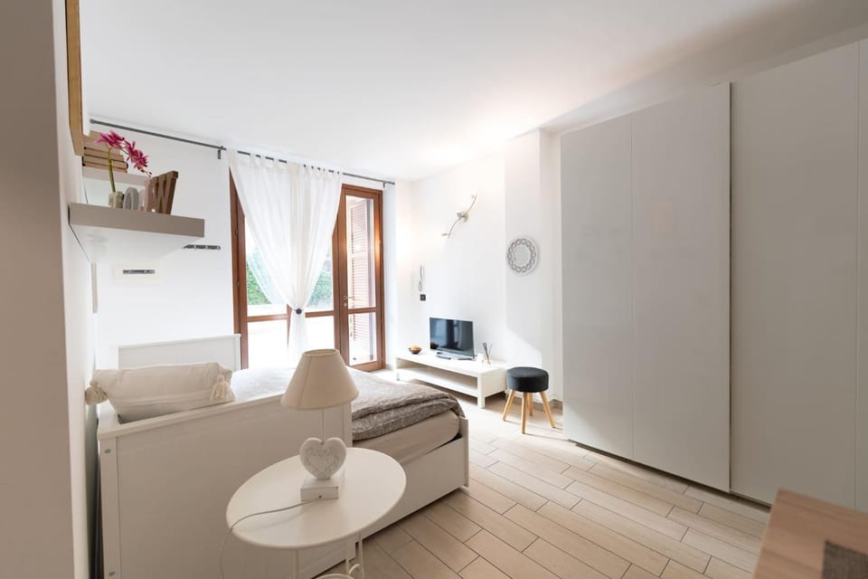 Bed, TV and multimedia, wardrobe