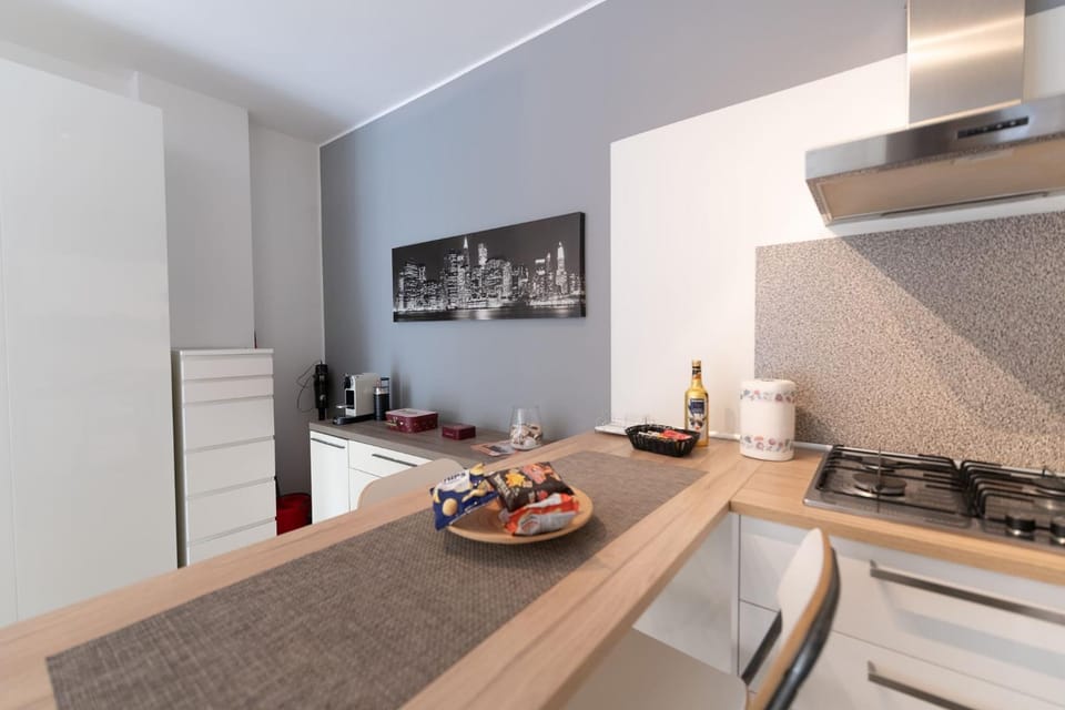 Kitchen or kitchenette, Food and drinks, Dining area