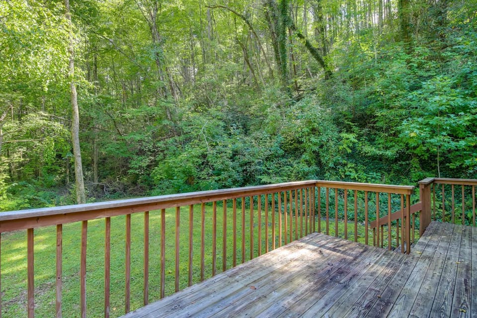 Wooded Cabin w/ Pool Table Near Dtwn Gatlinburg! Cabin in Gatlinburg