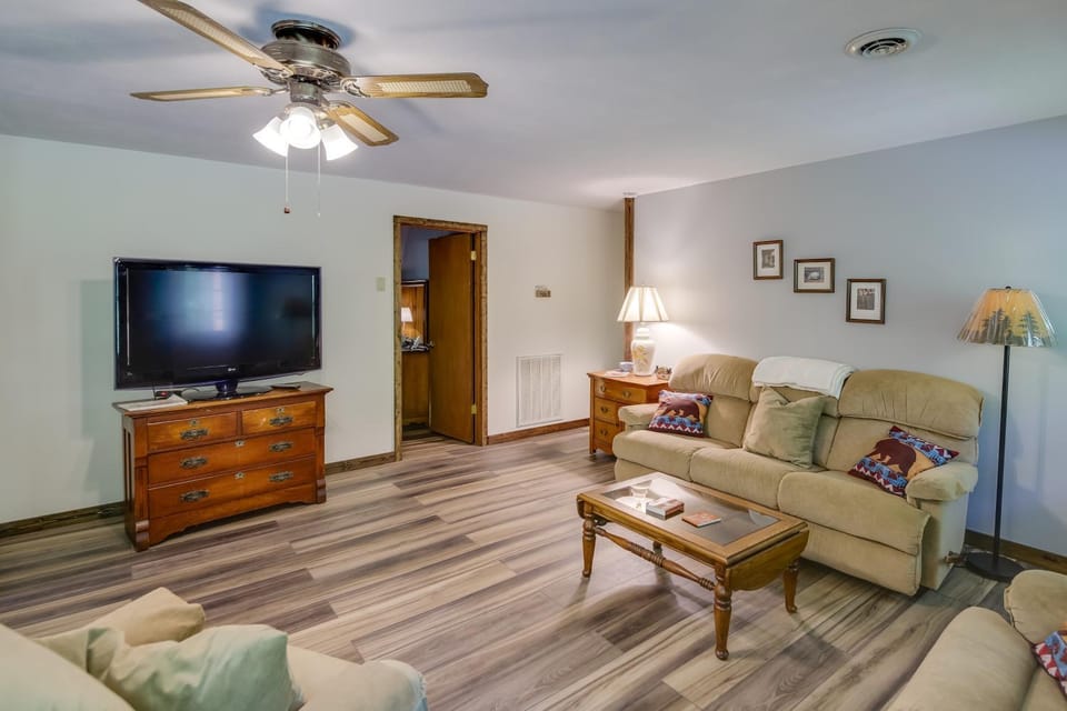 Wooded Cabin w/ Pool Table Near Dtwn Gatlinburg! Cabin in Gatlinburg