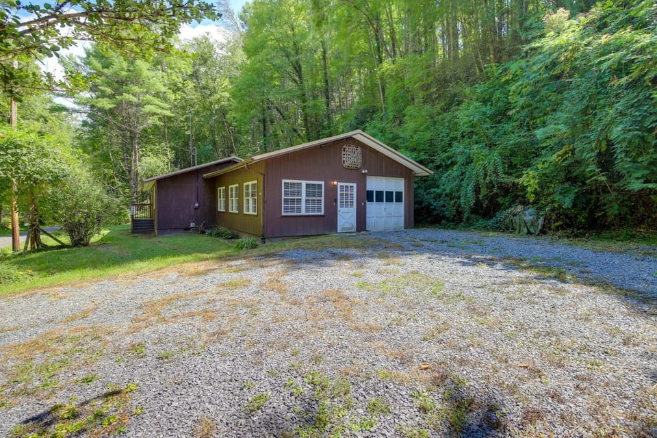 Wooded Cabin w/ Pool Table Near Dtwn Gatlinburg! Cabin in Gatlinburg