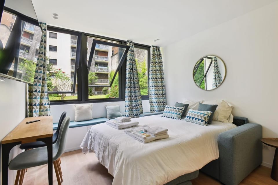 Bed, Living room, Bedroom