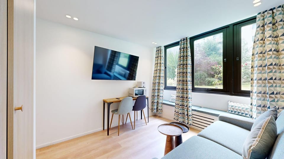 Living room, Seating area, Dining area, Evening entertainment